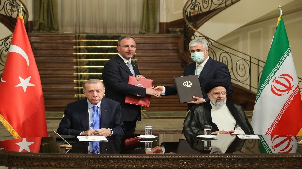 ایران و ترکیه هشت سند همکاری امضا کردند